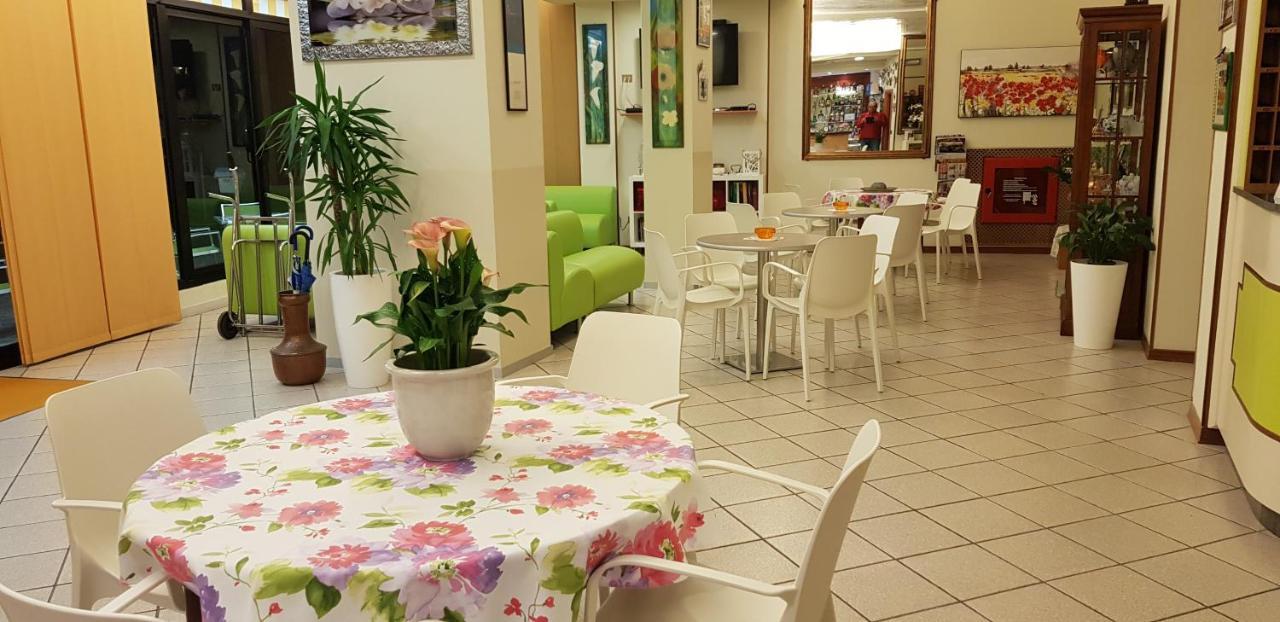 Hotel La Falena Cervia Bagian luar foto