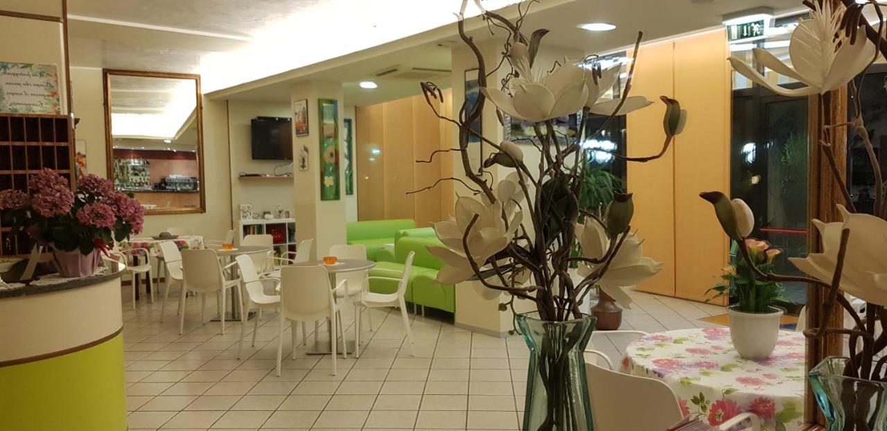 Hotel La Falena Cervia Bagian luar foto