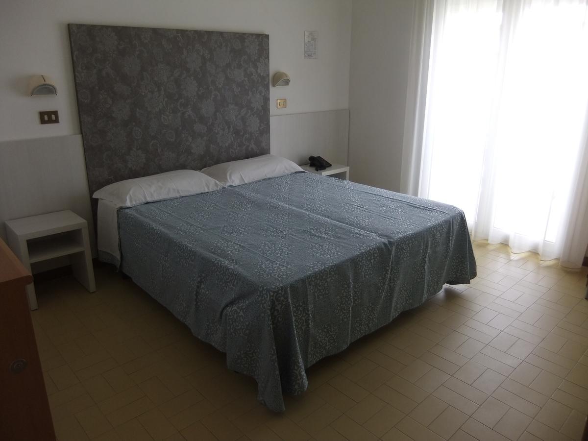 Hotel La Falena Cervia Bagian luar foto