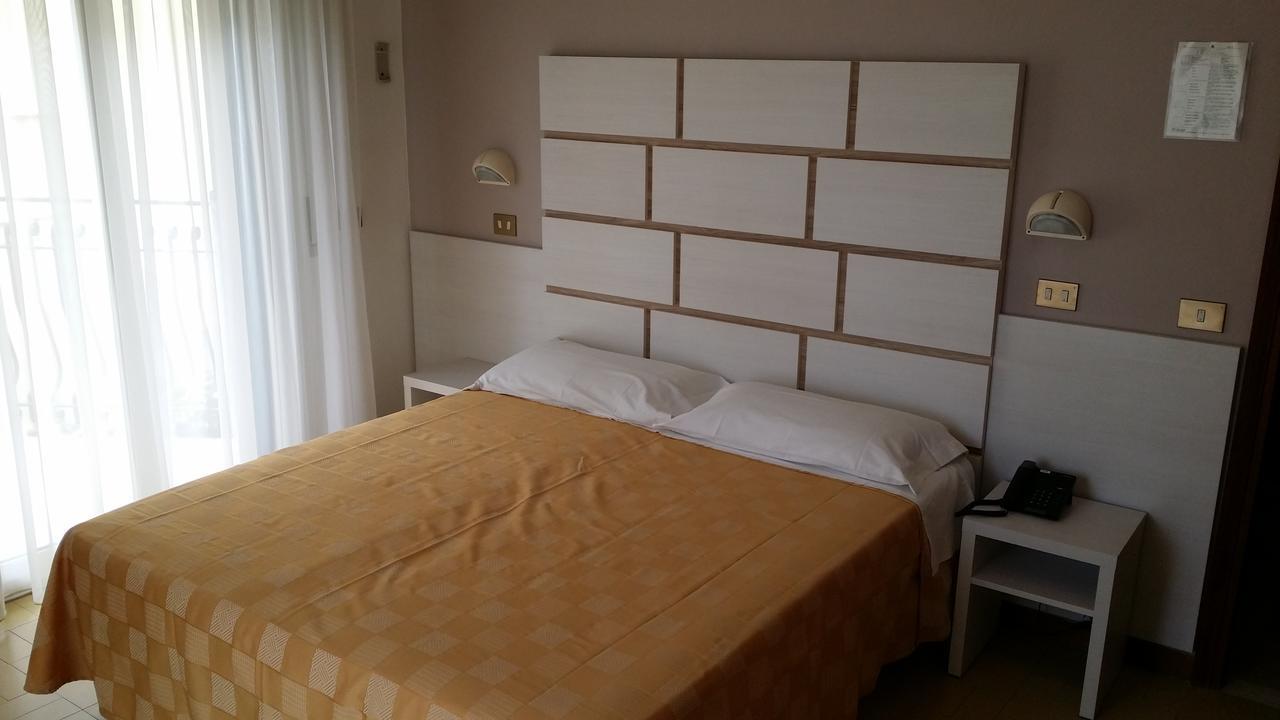 Hotel La Falena Cervia Bagian luar foto