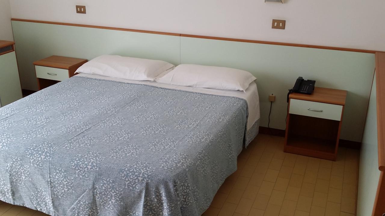 Hotel La Falena Cervia Bagian luar foto