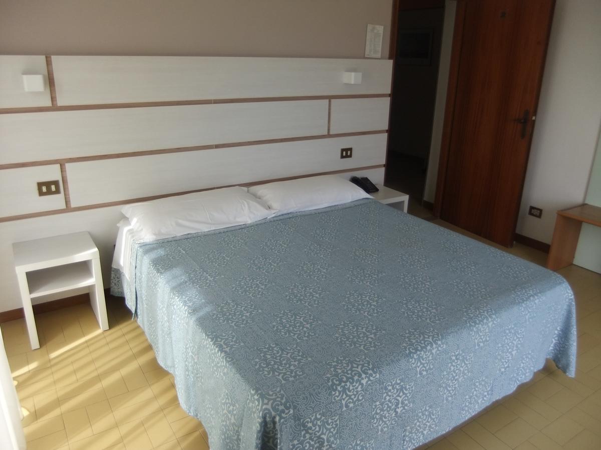Hotel La Falena Cervia Bagian luar foto