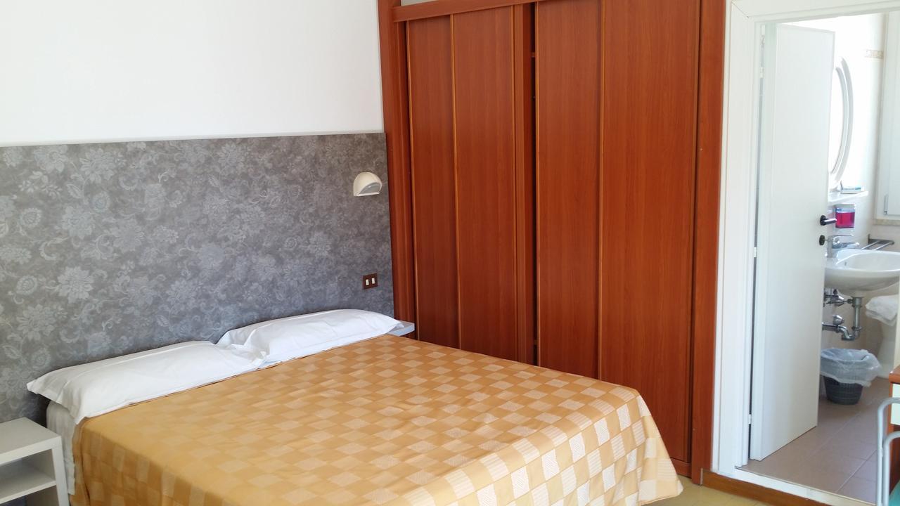 Hotel La Falena Cervia Bagian luar foto