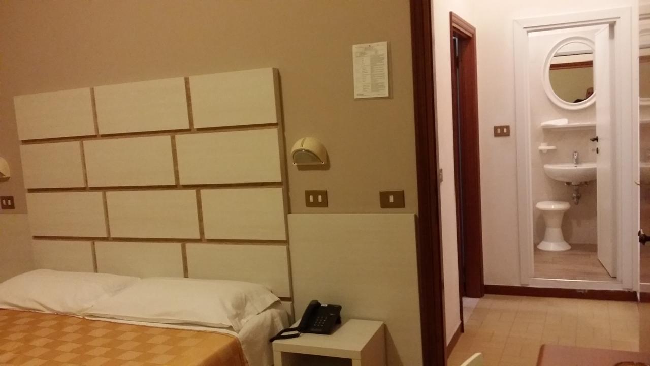 Hotel La Falena Cervia Bagian luar foto