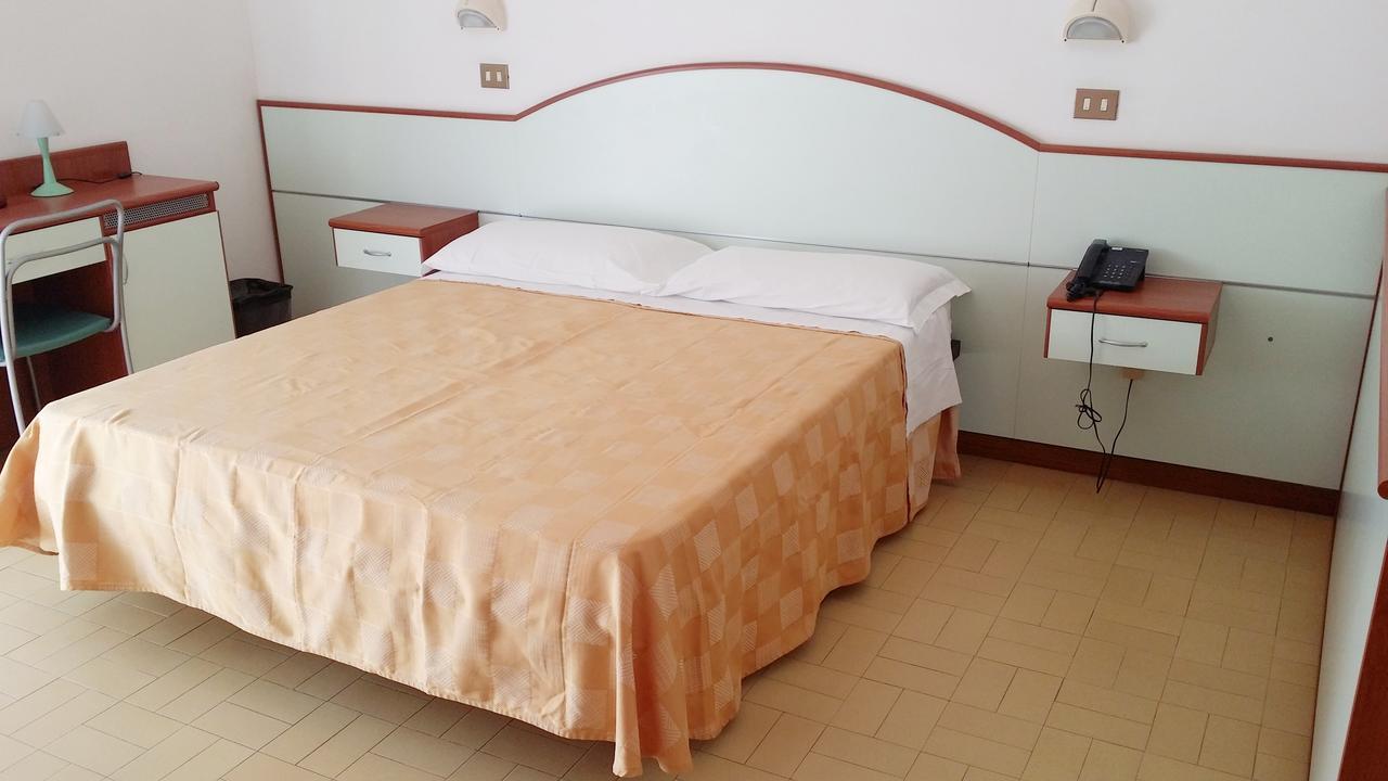 Hotel La Falena Cervia Bagian luar foto