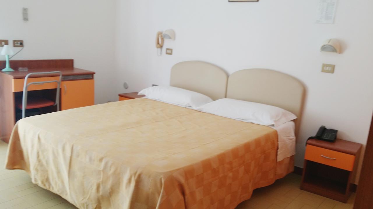 Hotel La Falena Cervia Bagian luar foto
