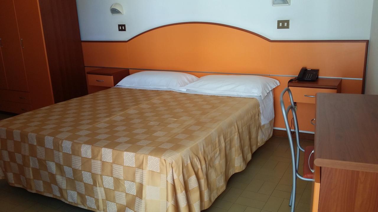 Hotel La Falena Cervia Bagian luar foto