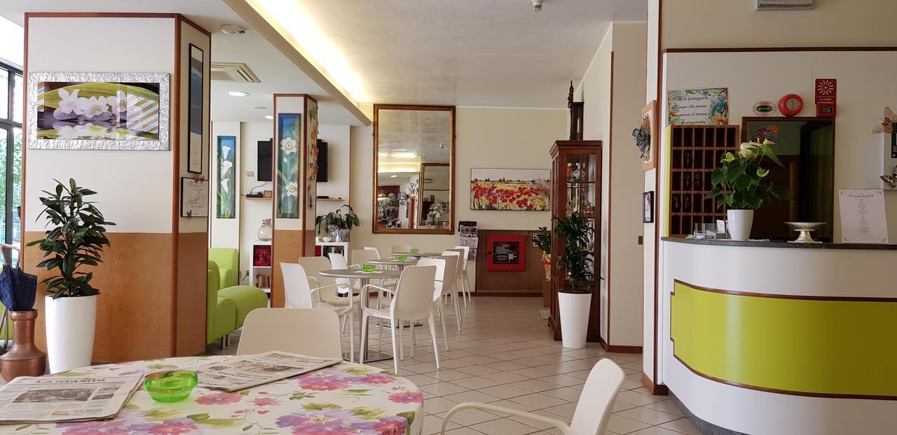 Hotel La Falena Cervia Bagian luar foto