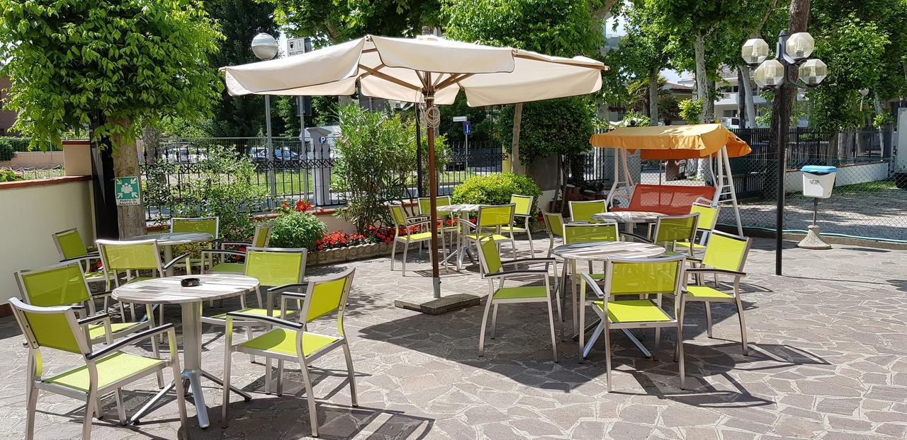 Hotel La Falena Cervia Bagian luar foto