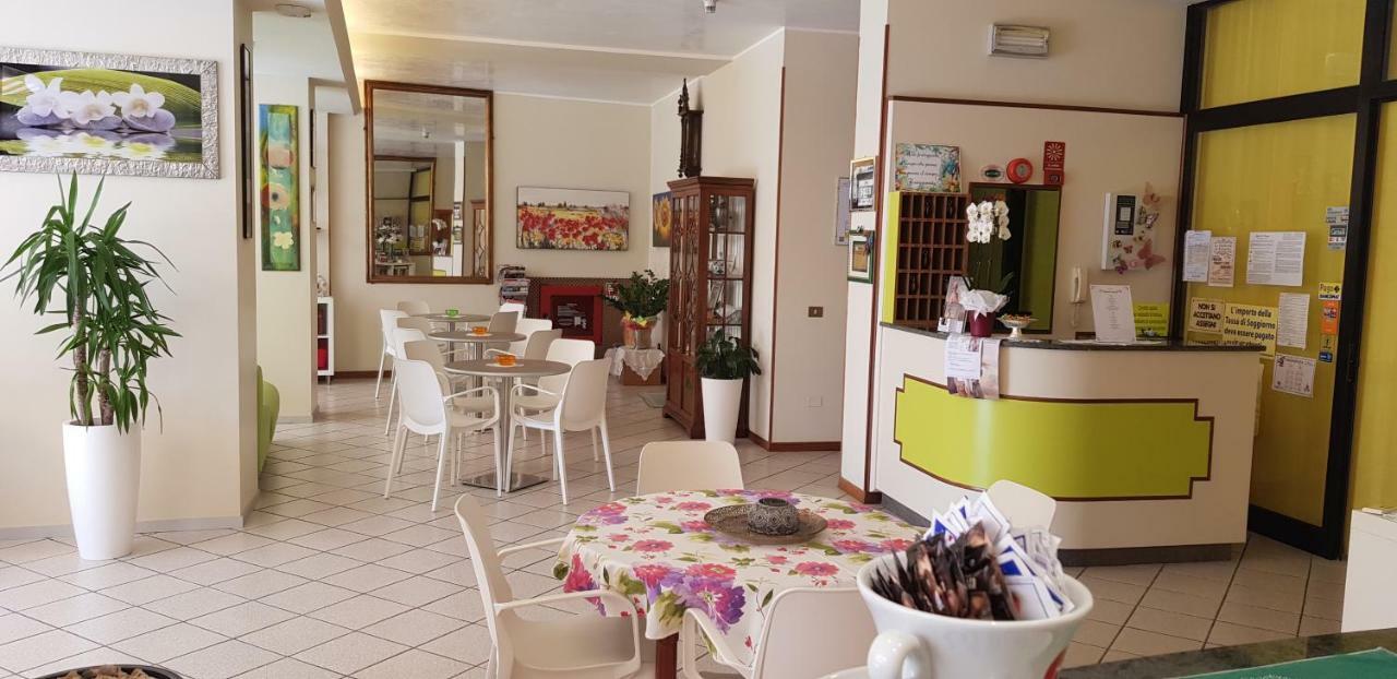 Hotel La Falena Cervia Bagian luar foto